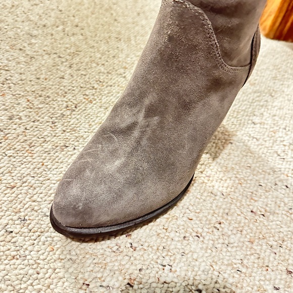 Gray suede knee-high UGG boots - Picture 3 of 8
